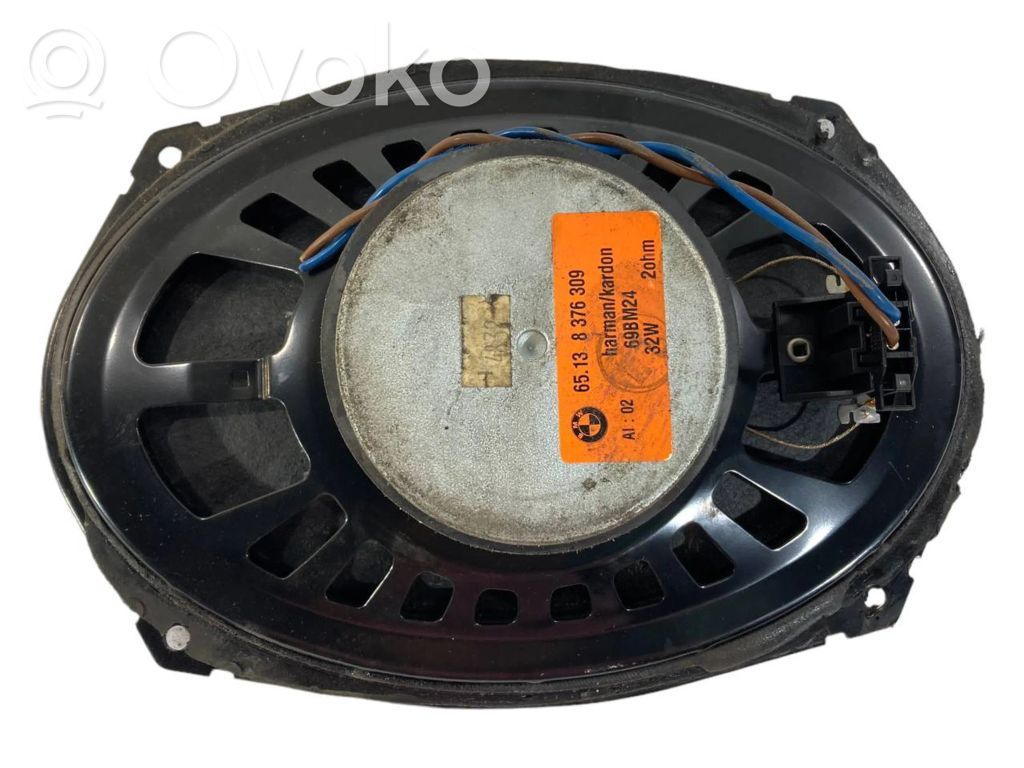 Skaļrunis (-i) aizmugurējā palodzē