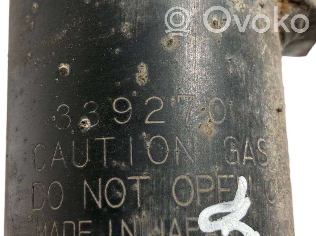 Priekšpusē amortizators ar atsperi