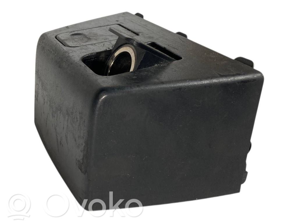 12 V ligzda (aizmugure)