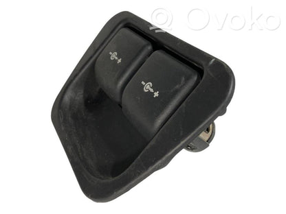 12 V ligzda (aizmugure)