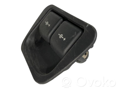 12 V ligzda (aizmugure)