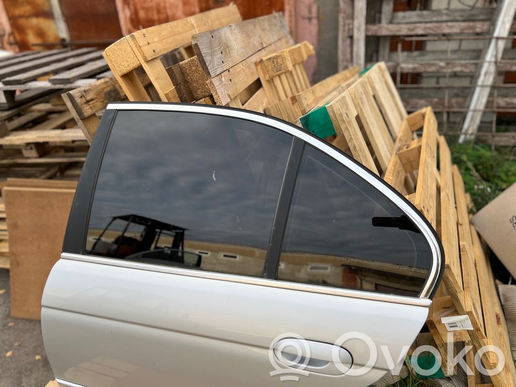 Aizmugurējās durvis