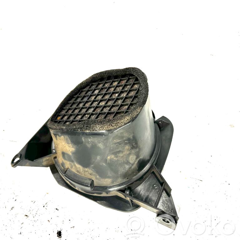 Skaļrunis (-i) aizmugurējā palodzē