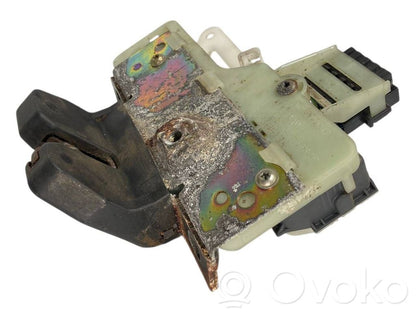 Aizmugurējā pārsega slēdzene