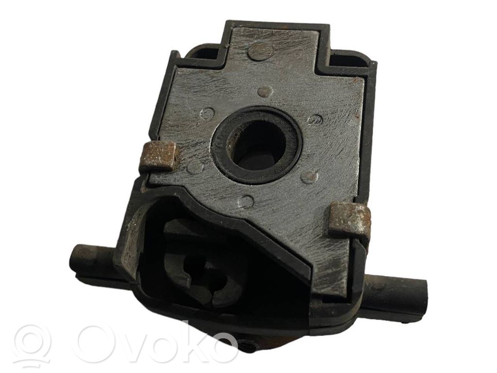 Dzinēja pārsega slēdzene