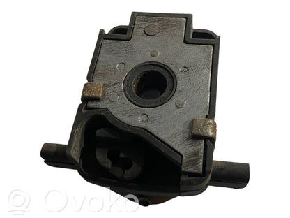 Dzinēja pārsega slēdzene