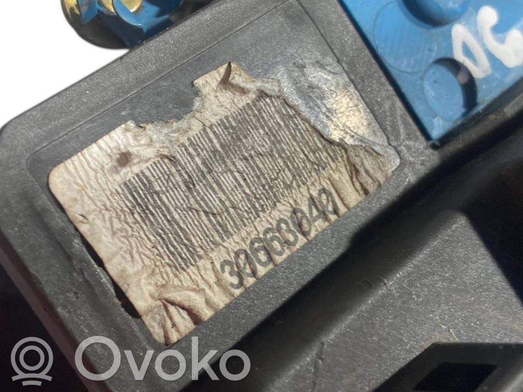 Priekšpusē slēdzene