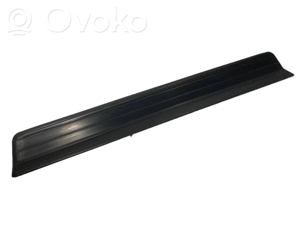 Priekšējā sliekšņa dekoratīvā apdare (iekšējā)