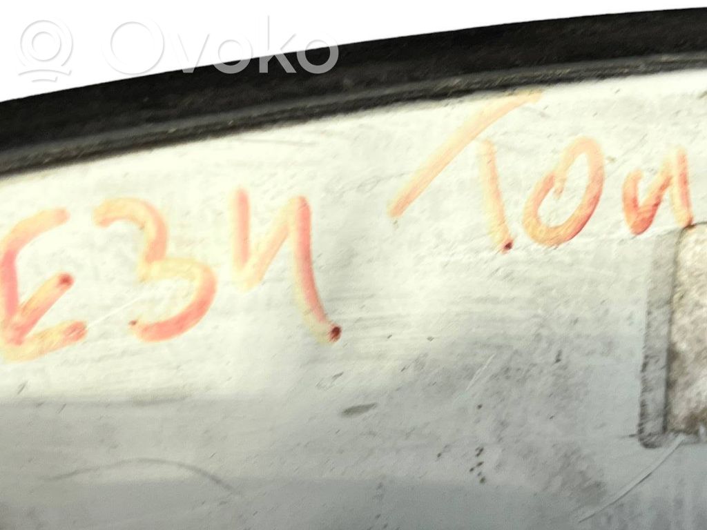 Aizmugurējais lukturis virsbūvē