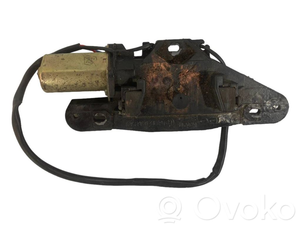 Aizmugurējā pārsega pievilcējs