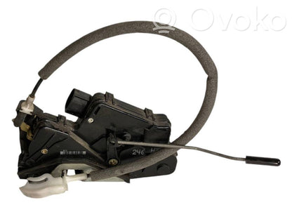 Priekšpusē slēdzene