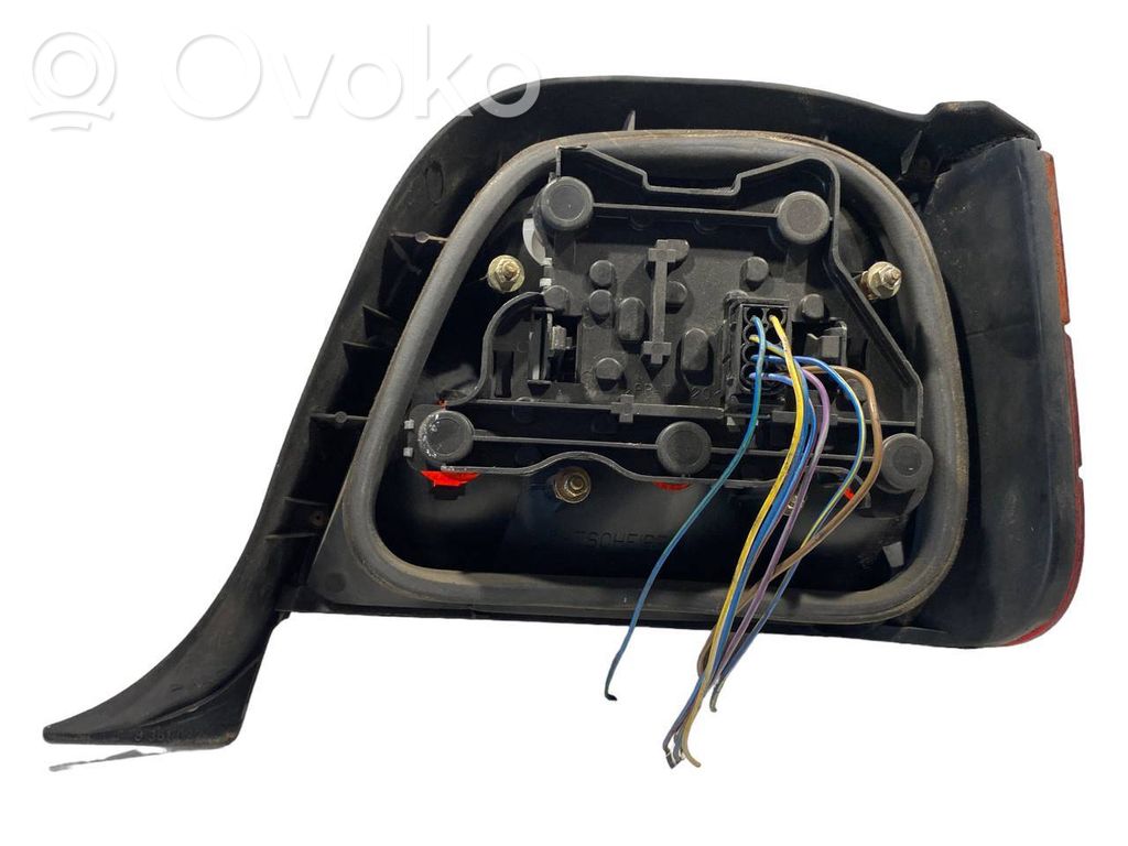 Aizmugurējais lukturis virsbūvē