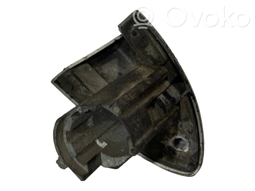 Priekšpusē durvju roktura vāciņš