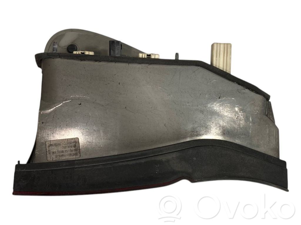 Задний фонарь в кузове