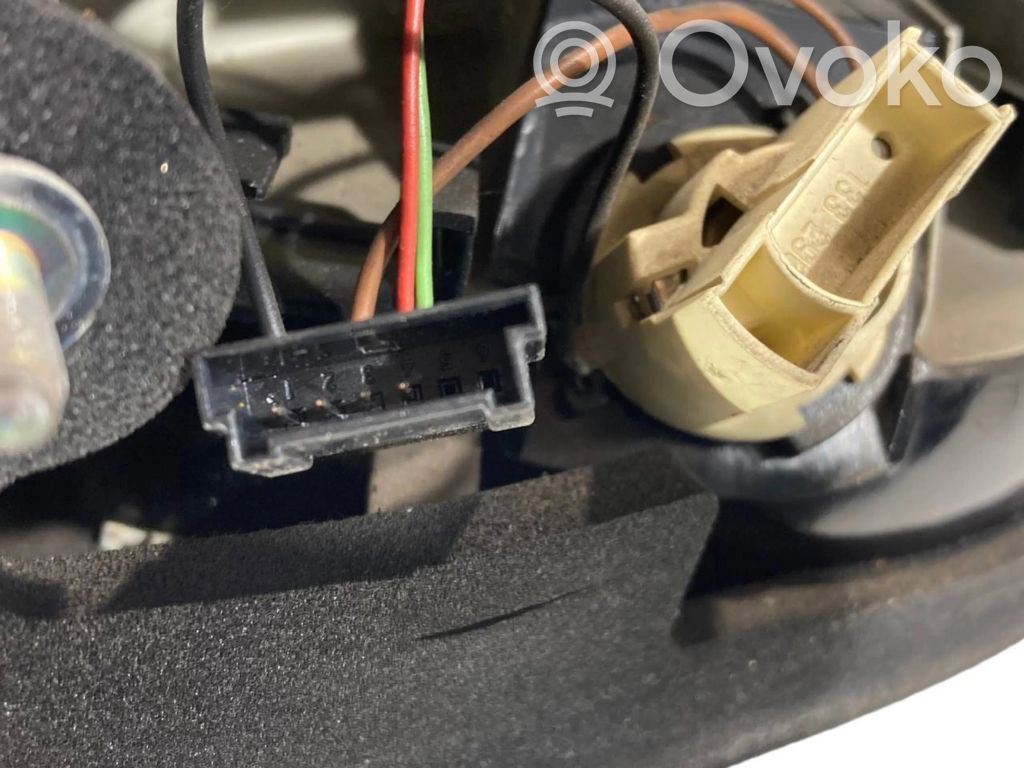 Aizmugurējais lukturis virsbūvē