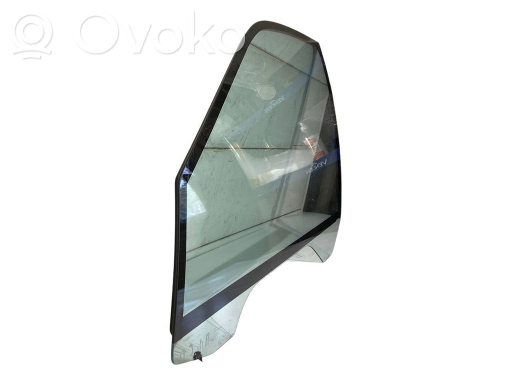 priekšējo durvju stikls (četrdurvju mašīnai)