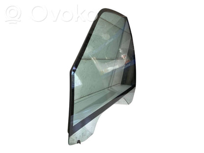 priekšējo durvju stikls (četrdurvju mašīnai)