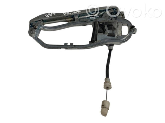 Priekšpusē turētājs / kronšteins ārējam atvēršanas rokturim