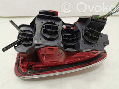 Задний фонарь в кузове