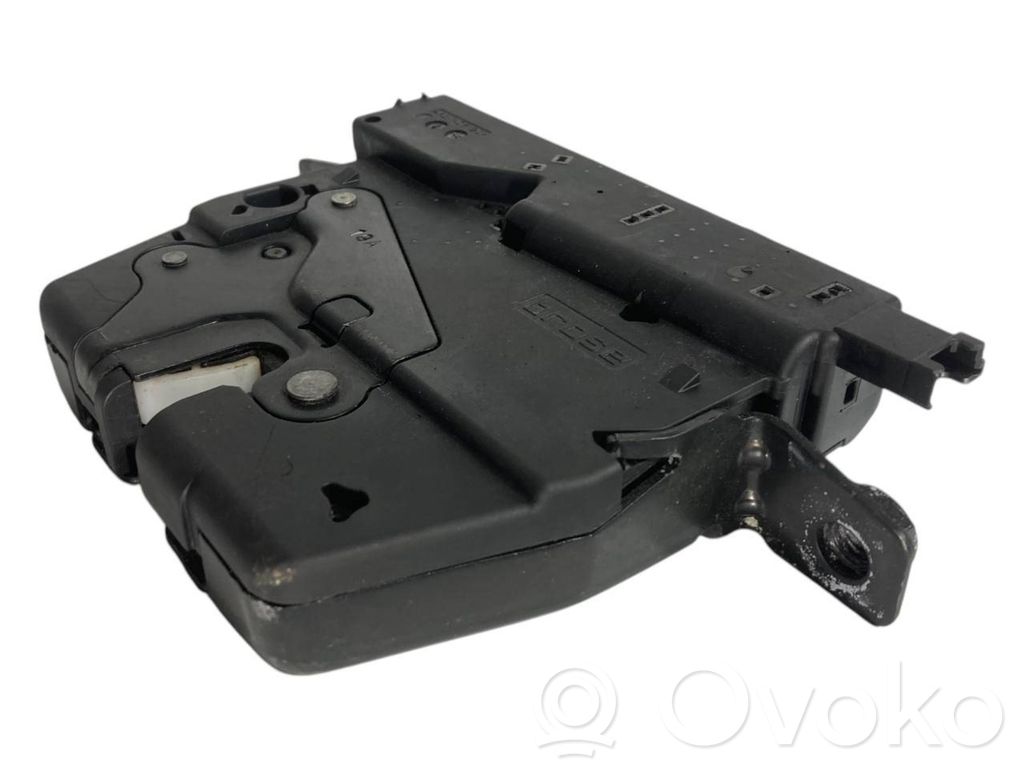 Aizmugurējā pārsega slēdzene