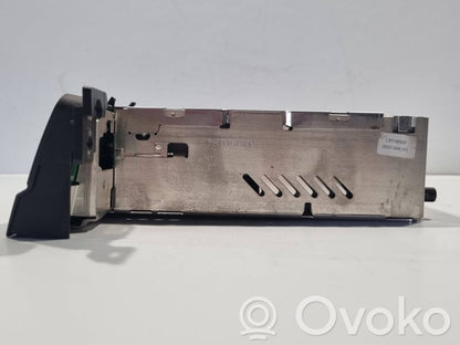 Radio / CD/DVD atskaņotājs / navigācija