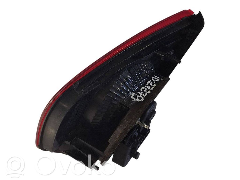 Aizmugurējais lukturis pārsegā