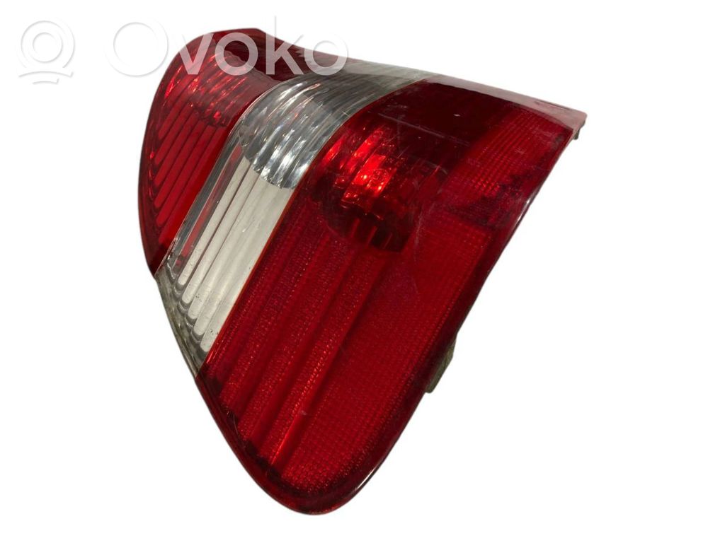 Задний фонарь в кузове