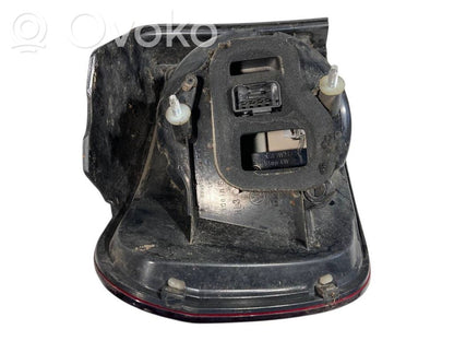 Aizmugurējais lukturis virsbūvē