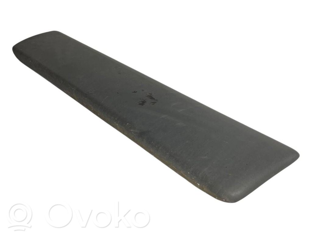 Priekšpusē durvju dekoratīvā apdare (moldings)