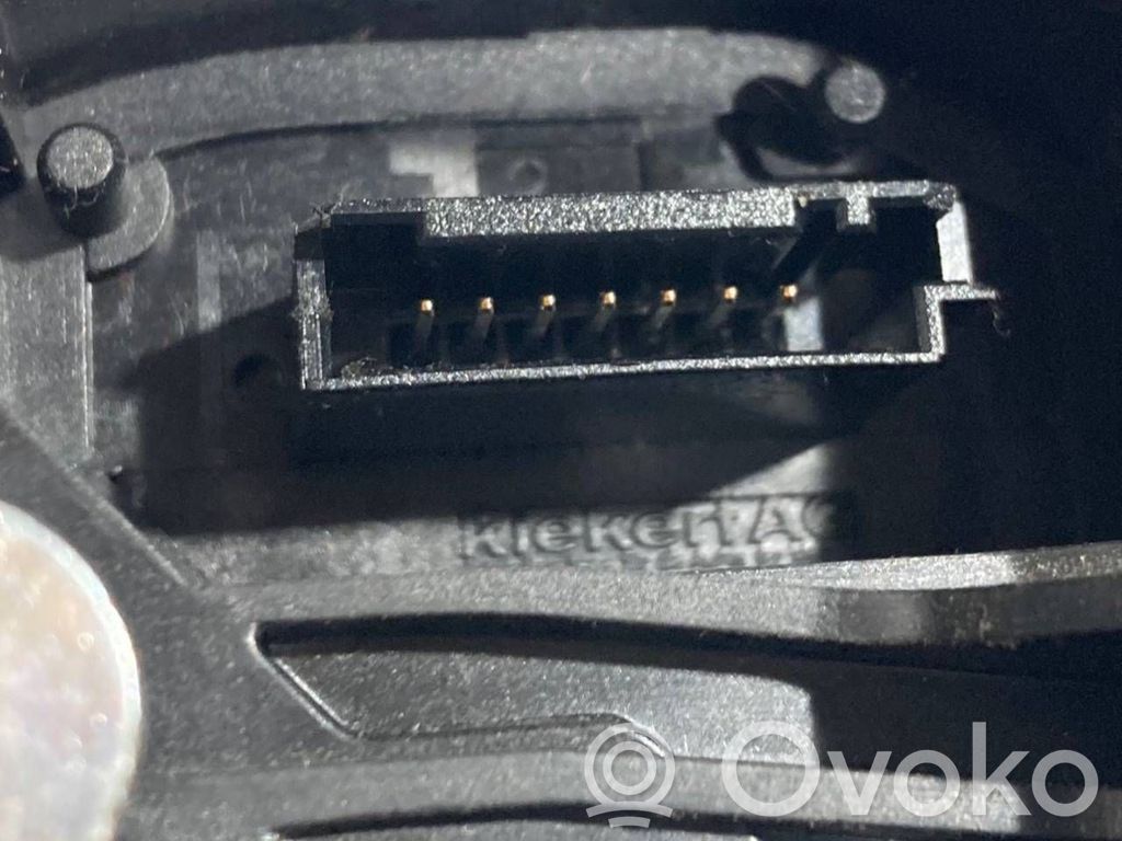 Priekšpusē slēdzene