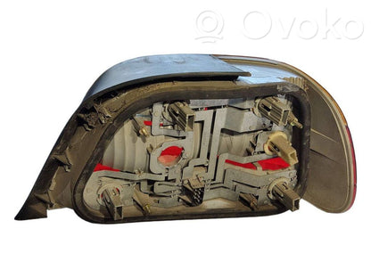 Aizmugurējais lukturis virsbūvē