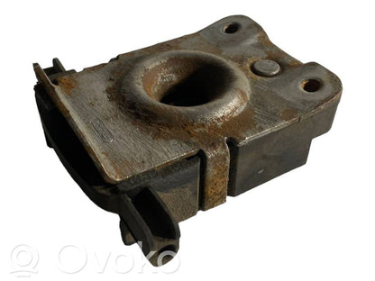 Dzinēja pārsega slēdzene