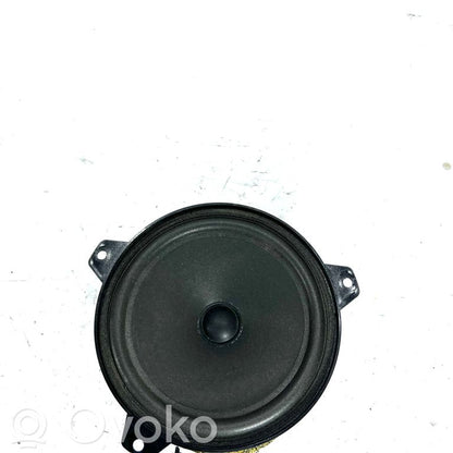 Speaker(s) in front door