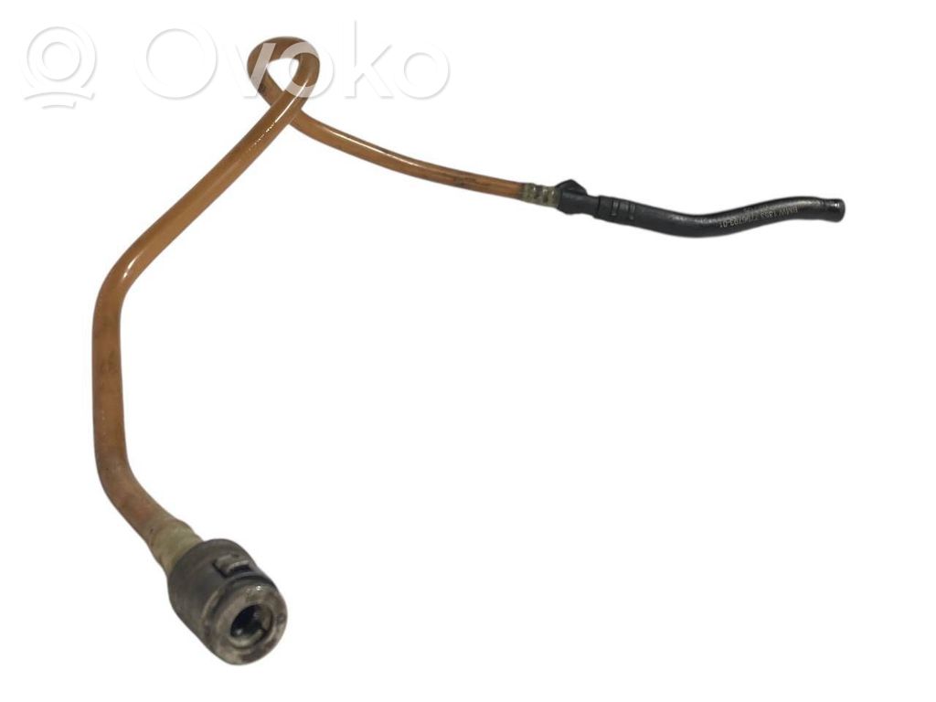 Caurule (-es) / šļūtene (-es)