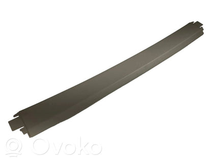 Augšējā dekoratīvā apdare (pie loga)