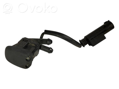 Mazgāšanas šķidruma smidzinātājs (-i) priekšējam logam