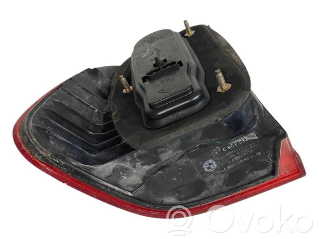 Задний фонарь в кузове