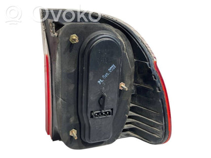 Aizmugurējais lukturis virsbūvē