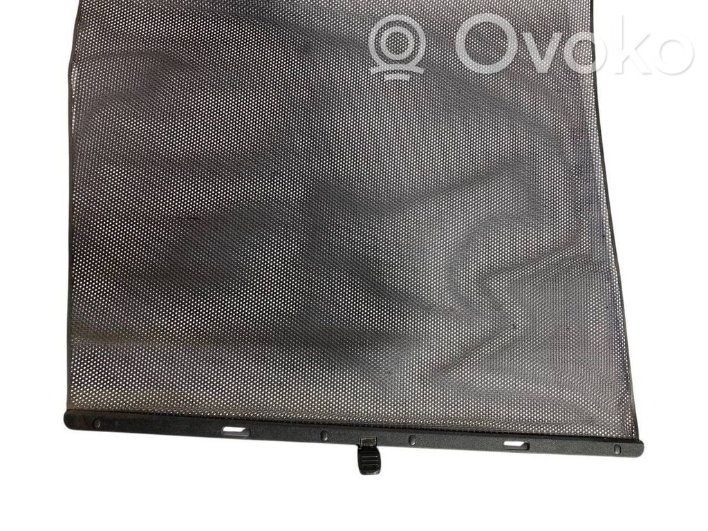 Aizmugurē logu aizkars