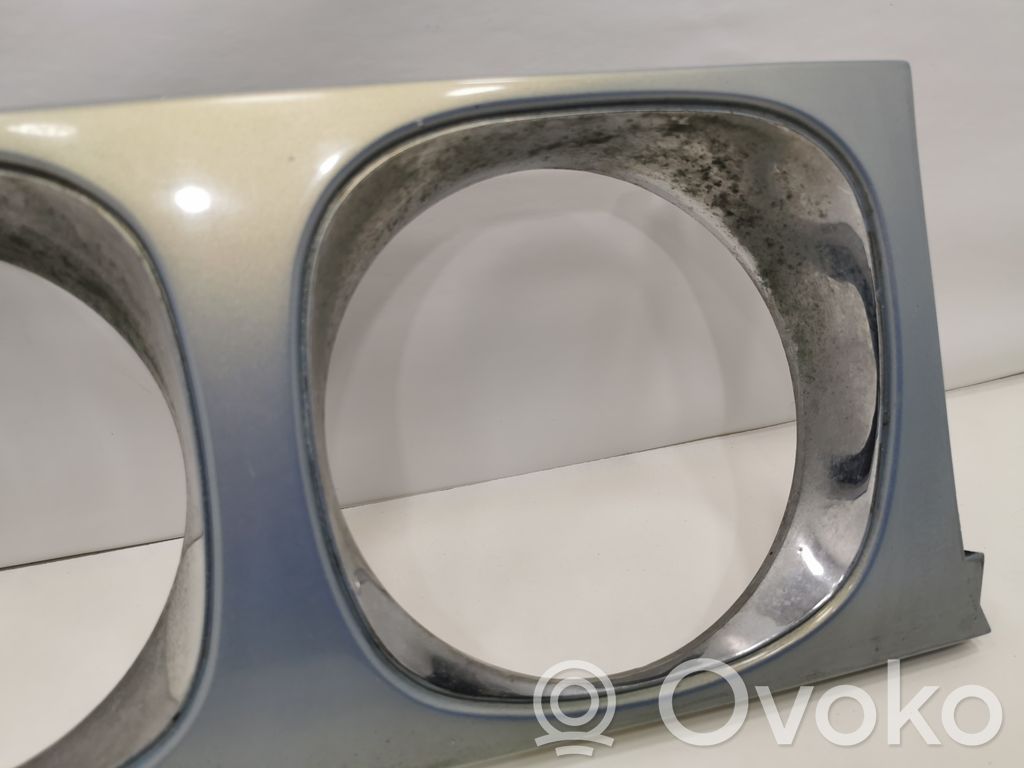 Priekšējā luktura dekoratīvā apdare