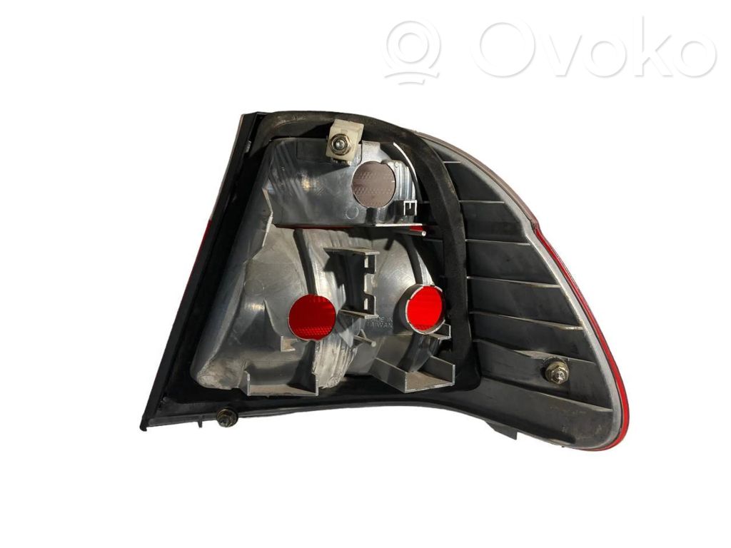 Aizmugurējais lukturis virsbūvē