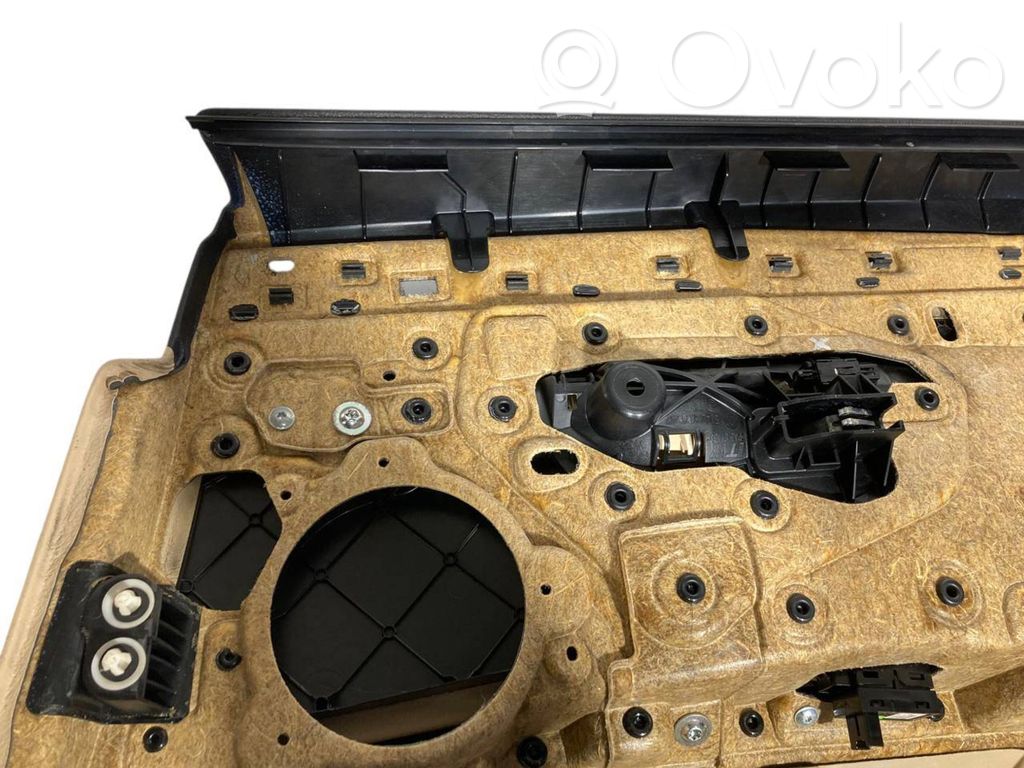 Apšuvums aizmugurējām durvīm