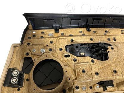 Apšuvums aizmugurējām durvīm