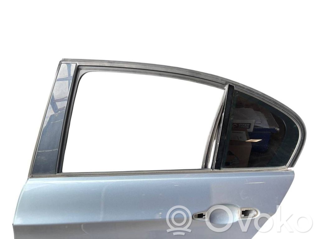 Aizmugurējās durvis