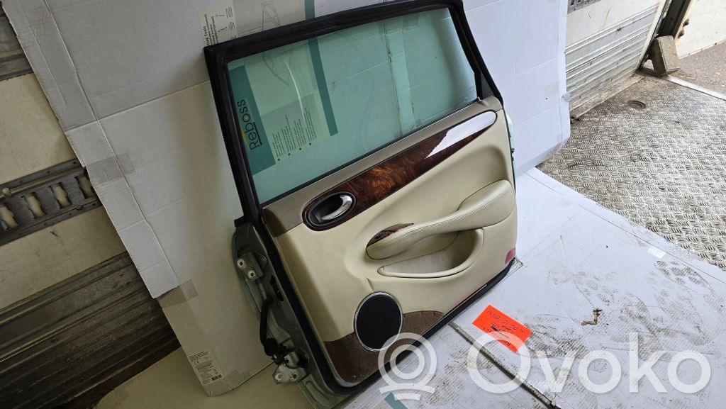 Задняя дверь