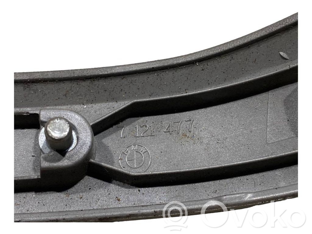 Priekšpusē dekoratīvās apdares lenta