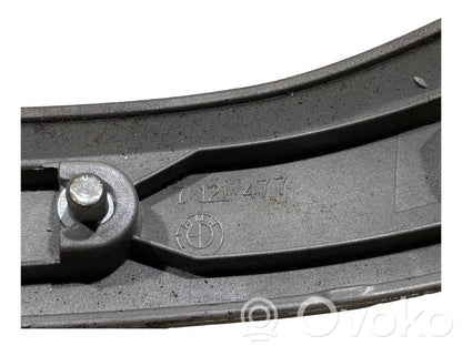 Priekšpusē dekoratīvās apdares lenta