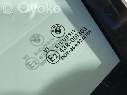 priekšējo durvju stikls (četrdurvju mašīnai)