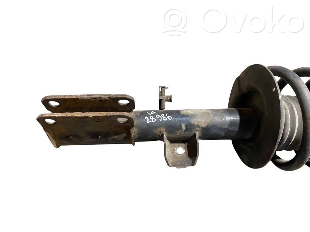 Priekšpusē amortizators ar atsperi