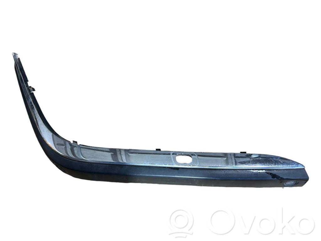 Priekšpusē dekoratīva bampera uzlikas